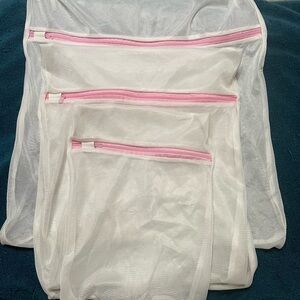 Set of 4 White Mesh Laundry Bags with Pink Zippers